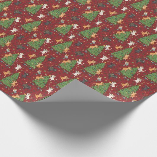 Mischievous Tree-Climbing Cats Funny Christmas Geschenkpapier (Ecke)