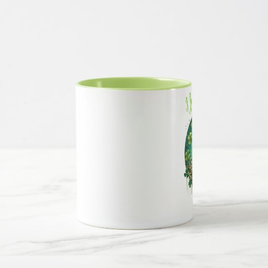 Mischous Leprechaun Savoring a Pint Tasse (Zentrum)