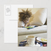 Mischrassejungen-Lesebuch auf Sofa Postkarte (Vorne/Hinten)