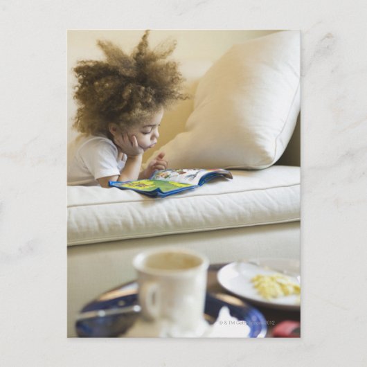 Mischrassejungen-Lesebuch auf Sofa Postkarte (Vorderseite)