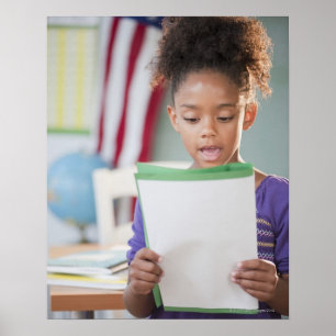 Mischrassemädchen-Lesebericht an der Schule Poster