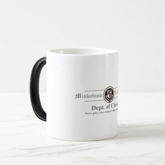 Miskatonic Hochschulverwandelnde Tasse (Vorderseite Links)