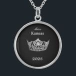 Miss America Style Crown Sterling Silberkette<br><div class="desc">Sterling Silver und in runder Form mit schwarzem Hintergrund hat diese hübsche Halskette in der Mitte ein Bild einer glänzenden Miss America-Krone in Silber. Nur auf Vorderseite. Text von Seitenname und Datum. Ideal auch für ehemalige Königshäuser und Hostessen! Mittlere Größe angezeigt. Sie können diese Halskette mit dieser Vorlage anpassen, um...</div>