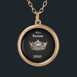 Miss America Style Crown Vergoldete Kette<br><div class="desc">Die goldverputzte und runde Kette mit schwarzem Hintergrund hat in der Mitte ein Bild einer glänzenden Miss America-Kronen in Gold. Nur auf Vorderseite. Text von Seitenname und Datum. Ideal auch für ehemalige Königshäuser und Hostessen! Sie können diese Halskette mit dieser Vorlage anpassen, um die Beispielinformationen in Ihre eigene zu ändern....</div>