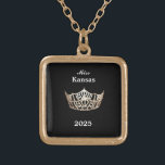 Miss America Style Crown Vergoldete Kette<br><div class="desc">Die goldene und quadratische Kette mit schwarzem Hintergrund hat in der Mitte ein Bild einer glänzenden Miss America-Krone in Gold. Nur auf Vorderseite. Text von Seitenname und Datum. Ideal auch für ehemalige Königshäuser und Hostessen! Sie können diese Halskette mit dieser Vorlage anpassen, um die Beispielinformationen in Ihre eigene zu ändern....</div>