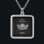 Miss America Style Crown Versilberte Kette<br><div class="desc">Silber plattiert und in quadratischer Form mit schwarzem Hintergrund, hat diese hübsche Halskette in der Mitte ein Bild einer glänzenden Miss America-Krone in Silber. Nur auf Vorderseite. Text von Seitenname und Datum. Ideal auch für ehemalige Königshäuser und Hostessen! Sie können diese Halskette mit dieser Vorlage anpassen, um die Beispielinformationen in...</div>