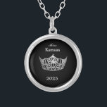Miss America Style Crown Versilberte Kette<br><div class="desc">Die silberfarbene,  runde Kette mit schwarzem Hintergrund hat in der Mitte ein Bild einer glänzenden Miss America-Krone in Silber. Nur auf Vorderseite. Text von Seitenname und Datum. Ideal auch für ehemalige Königshäuser und Hostessen! Sie können diese Halskette mit dieser Vorlage anpassen,  um die Beispielinformationen in Ihre eigene zu ändern.</div>