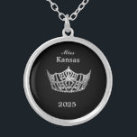 Miss America Style Crown Versilberte Kette<br><div class="desc">Die silberfarbene, runde Kette mit schwarzem Hintergrund hat in der Mitte ein Bild einer glänzenden Miss America-Krone in Silber. Nur auf Vorderseite. Text von Seitenname und Datum. Ideal auch für ehemalige Königshäuser und Hostessen! Mittlere Größe angezeigt. Sie können diese Halskette mit dieser Vorlage anpassen, um die Beispielinformationen in Ihre eigene...</div>