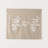 Miss an Mrs Backdrop Tan Brautparty Foto Booth Wandteppich (Vorderseite (Horizontal))
