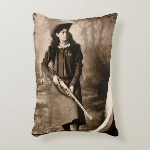 Miss Annie Oakley mit Gun, Vintages Foto Portrait Dekokissen