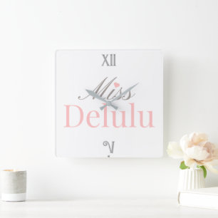 Miss Delulu – Rosa und Graue Wohndekoration Quadratische Wanduhr