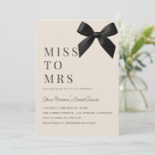 Miss to Mrs Black Bow QR Code Bridal Shower Einladung (Stehend Vorderseite)