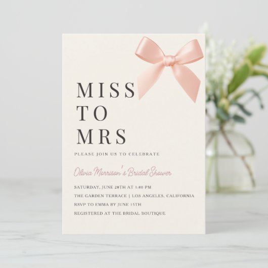 Miss to Mrs Blush Pink Bow Bridal Shower Einladung (Stehend Vorderseite)