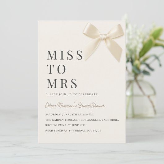 Miss to Mrs Coquette Bow Bridal Shower Einladung (Stehend Vorderseite)