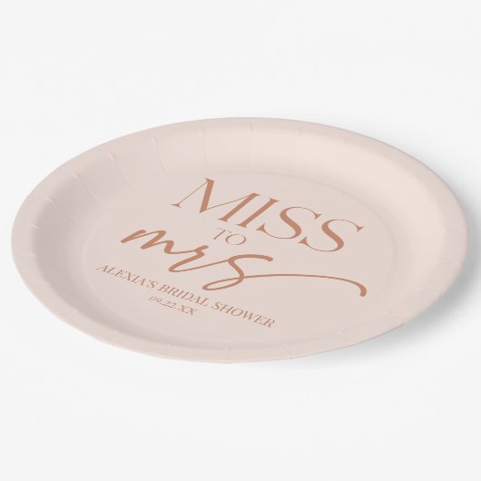 Miss To Mrs Tan Brown Boho Bohemian Bridal Shower Pappteller (Schrägansicht)