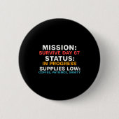 Mission Survive Day 67 Status In Progress Funny Qu Button (Vorderseite)
