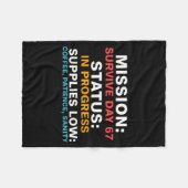 Mission Survive Day 67 Status In Progress Funny Qu Fleecedecke (Vorderseite (Horizontal))