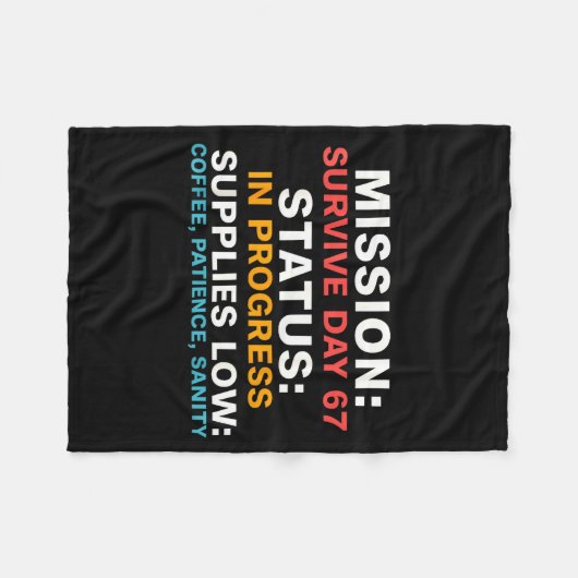 Mission Survive Day 67 Status In Progress Funny Qu Fleecedecke (Vorderseite (Horizontal))