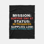 Mission Survive Day 67 Status In Progress Funny Qu Fleecedecke (Vorderseite)