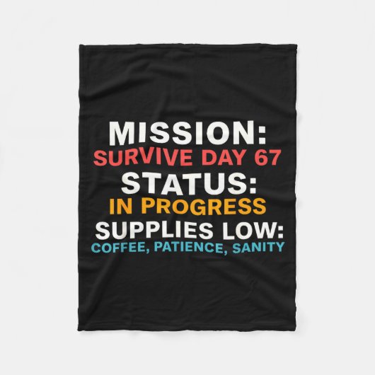 Mission Survive Day 67 Status In Progress Funny Qu Fleecedecke (Vorderseite)