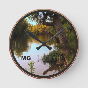 Missouri Shoal Creek Dusk Photo Monogram Runde Wanduhr