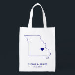 Missouri Wedding Welcome Bag Tasche mit Karte Wiederverwendbare Einkaufstasche<br><div class="desc">Begrüßungsgeschenktasche mit Kartengrafik. Ihre Gäste werden in ihrem Hotel einchecken und diese Tasche mit den Leckereien,  die sie erwarten,  finden. Sie können das Herz mit der Funktion "Weiter anpassen" an den Ort Ihres großen Tages positionieren.</div>