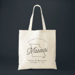 Missouri Wedding Welcome Tote Bag Tragetasche<br><div class="desc">Diese Tasche in Missouri ist der ideale Ort,  um Gäste aus der Stadt zu Ihrer Hochzeit zu empfangen! Packen Sie es mit lokalen Goodies für ein extra lustiges Willkommenspaket.</div>