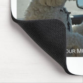 Misstrauisches Cockapoo blickt im Spiegel flüchtig Mousepad (Ecke)