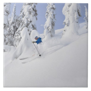 Mistie Fortin fährt durch Pulverschnee Fliese