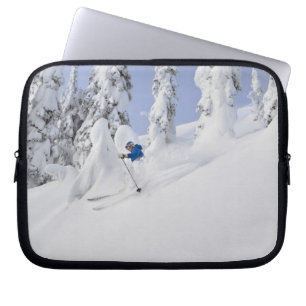 Mistie Fortin fährt durch Pulverschnee Laptopschutzhülle