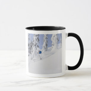 Mistie Fortin fährt durch Pulverschnee Tasse