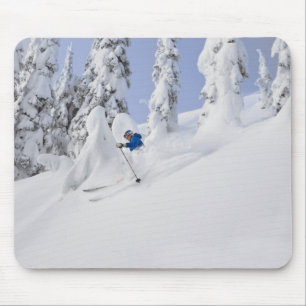 Mistie Fortin skit im Pulverschnee Mousepad