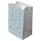 Mistletoe and Stripes Blue Eggnog Geschenktasche Mittlere Geschenktüte (Rückseite Schrägansicht)
