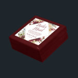 Mistletoe Manor Bridesmaid Zitat Personalisiert Erinnerungskiste<br><div class="desc">Mistletoe Manor Watercolor Lush Winter Rose Design mit handgemalten Florals, Holly Berry Blätter, Pine Sprig Foliage und Watercolor Paint Brush Strokes. Farbenfrohe Marsala, Wein Merlot Rot, Burgund, Elfenbeincreme und Grün. Mit Wirbler Chic Typografie Pinselschrift Schriftart und Elegante Rose Gold Glitzer Foil Geometric Diamond Rahmen - Bridesmaid Heartfelt Zitat Keepake Personalisierte...</div>
