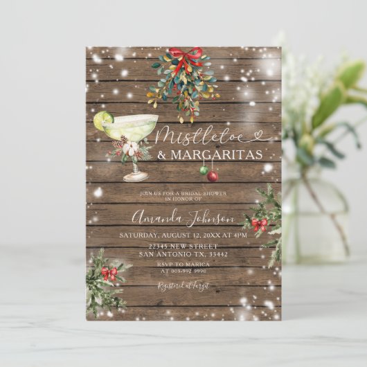 Mistletoe & Margarita Wood Christmas Brautparty Einladung (Stehend Vorderseite)