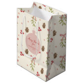 Mistletoe Pine Cone Berry Pattern Mittlere Geschenktüte (Vorderseite Schrägansicht)