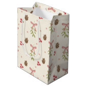 Mistletoe Pine Cone Berry Pattern Mittlere Geschenktüte (Rückseite Schrägansicht)