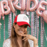 Mistletoe und Margaritas | Christmas Bachelorette Truckerkappe<br><div class="desc">Feiern Sie mit diesem festlichen Mistletoe und Margaritas Trucker Hat die perfekte Mischung aus Urlaubsjubeln und Bachelorette-Spaß! Dieser stilvolle rot-weiße Hut ist für Bräute, Freunde und Party konzipiert und ist ein Muss für einen Junggeselinnen-Abschied im Winter, eine Ansammlung im Urlaub oder einen abwechslungsreichen Abend. Dieses einzigartige Design mit spielerischen Illustrationen...</div>