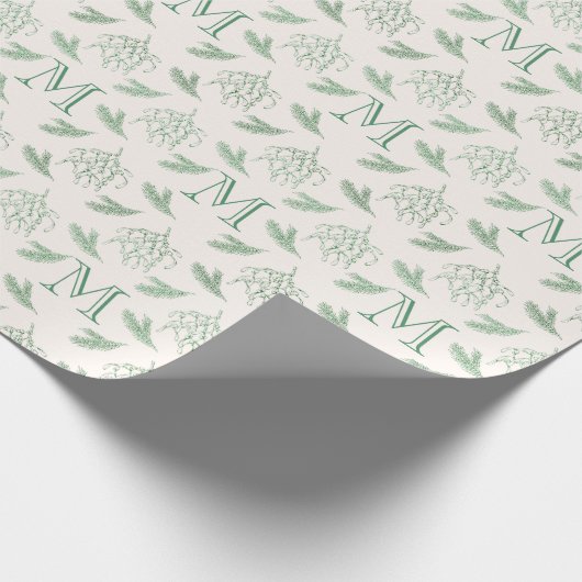 Mistletoe und Pine mit Monogram Christmas Green Geschenkpapier (Ecke)