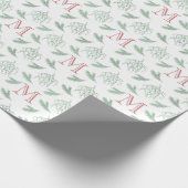 Mistletoe und Pine mit Monogram Christmas Red Geschenkpapier (Ecke)