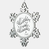 Mistletoe und Wunder Schwarz und Weiß Schneeflocken Zinn-Ornament (Rechts)