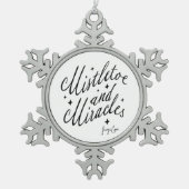 Mistletoe und Wunder Schwarz und Weiß Schneeflocken Zinn-Ornament (Vorderseite)