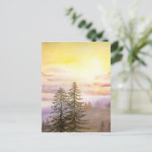 Mistreiche Berge mit Kiefern Postkarte (Stehend Vorderseite)