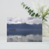 Misty Alaskan Sea in Shades of Blue (Stehend Vorderseite)