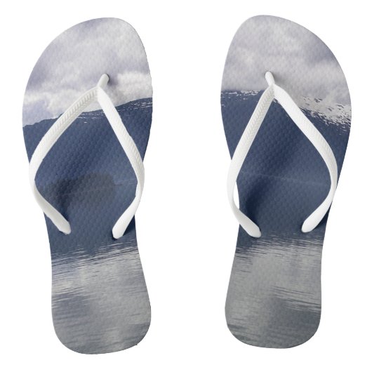 Misty Alaskan Sea in Shades of Blue Badesandalen (Fußbett)