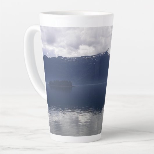 Misty Alaskan Sea in Shades of Blue Milchtasse (Linke Ecke)