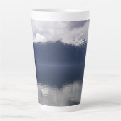 Misty Alaskan Sea in Shades of Blue Milchtasse (Vorderseite)