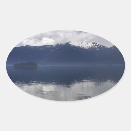 Misty Alaskan Sea in Shades of Blue Ovaler Aufkleber (Vorderseite)