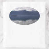 Misty Alaskan Sea in Shades of Blue Ovaler Aufkleber (Tasche)
