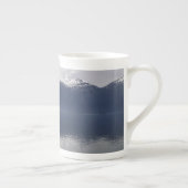 Misty Alaskan Sea in Shades of Blue Porzellantasse (Rechts)